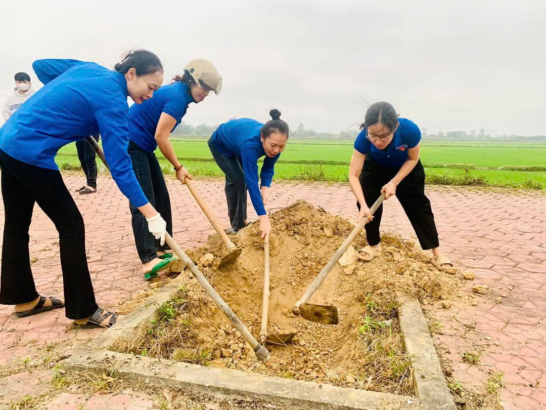 ĐOÀN THANH NIÊN THAM GIA CÁC HOẠT ĐỘNG