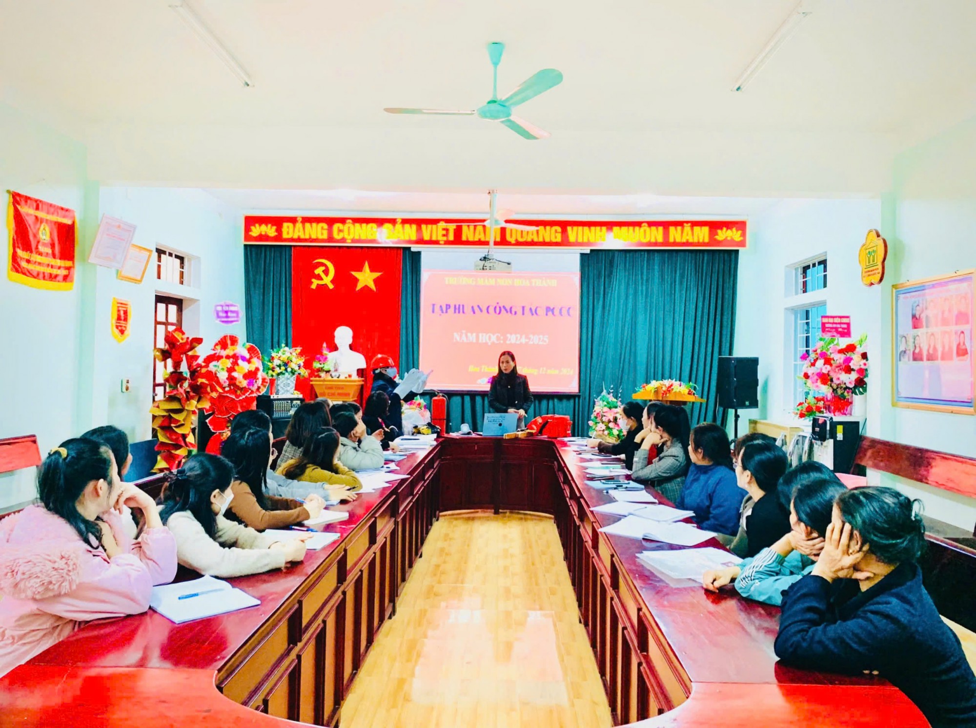 TRƯỜNG MẦM NON HOA THÀNH TỔ CHỨC TẬP HUẤN PCCC CHO GIÁO VIÊN