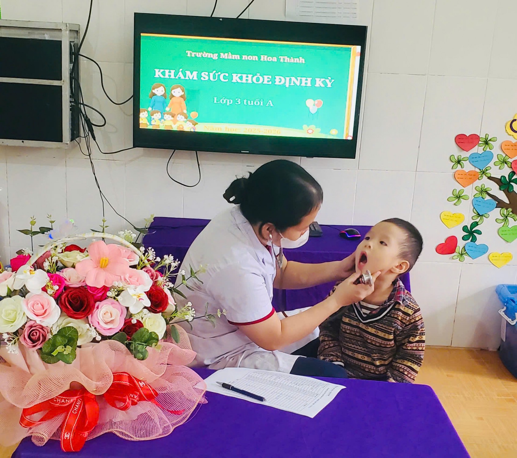 MN HOA THÀNH PHỐI HỢP VỚI TRẠM Y TẾ KHÁM SK ĐỊNH KỲ LẦN 1 CHO TRẺ