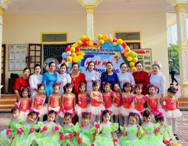 Các cô giáo cùng đội văn nghệ