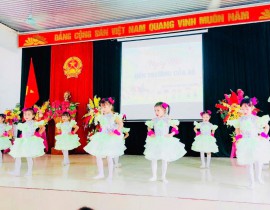 Trẻ tham gia văn nghệ