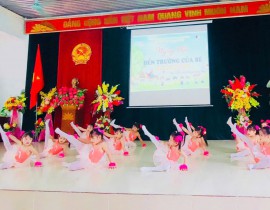 Trẻ tham gia văn nghệ