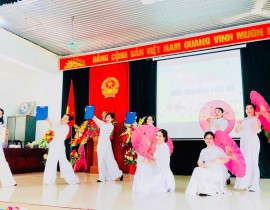 Tiết mục chào mừng của các cô giáo