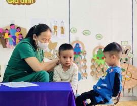 Phoi-hop-voi-tram-y-te-kham-suc-khoe-dinh-ki-cho-tre-5.jpg